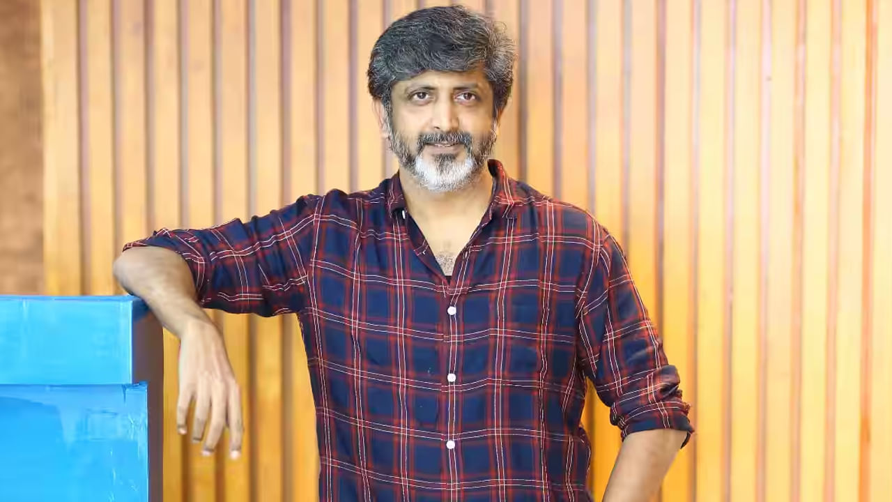 గాడ్ ఫాదర్ సినిమాతో మెప్పించిన మోహన్ రాజాకు కూడా తెలుగులో అవకాశాలు కరువయ్యాయి. ఈ సినిమాకు టాక్ బానే వచ్చినా కలెక్షన్స్ రాలేదు. దీంతో ఈ దర్శకుడికి కూడా ఎదురు చూపులు తప్పడం లేదనే చెప్పాలి.