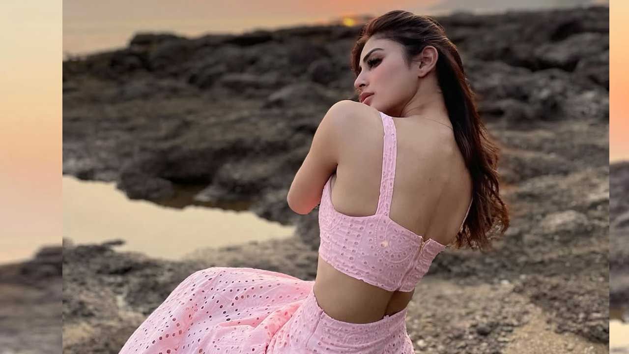 బాలీవుడ్ నటిగా మంచి పాపులారిటీ సంపాదించుకున్న చిన్నది మౌనీ రాయ్ . స్టార్ నటీ నటులతో సమానంగా ఈ అమ్మడుకు క్రేజ్ సంపాదించుకుది అనడంలో అతిశయోక్తి లేదు. అంతలా తన నటన, గ్లామర్ తో అందరినీ ఫిదా చేసింది. ఇక ప్రస్తుతం పలు సినిమాల్లో నటిస్తూ బిజీగా ఉండే ఈ బ్యూటీ ఎప్పుడూ సోషల్ మీడియాలో చాలా యాక్టివ్గా ఉంటుంది.