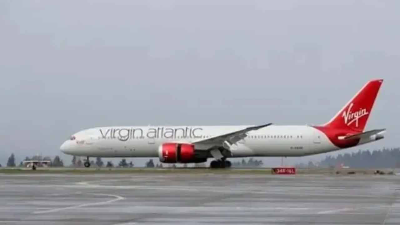 విమానం ఎమర్జెన్సీ ల్యాండింగ్.. చిక్కుకుపోయిన భారతీయులు..40 గంటలుగా ఎదురుచూపులు..