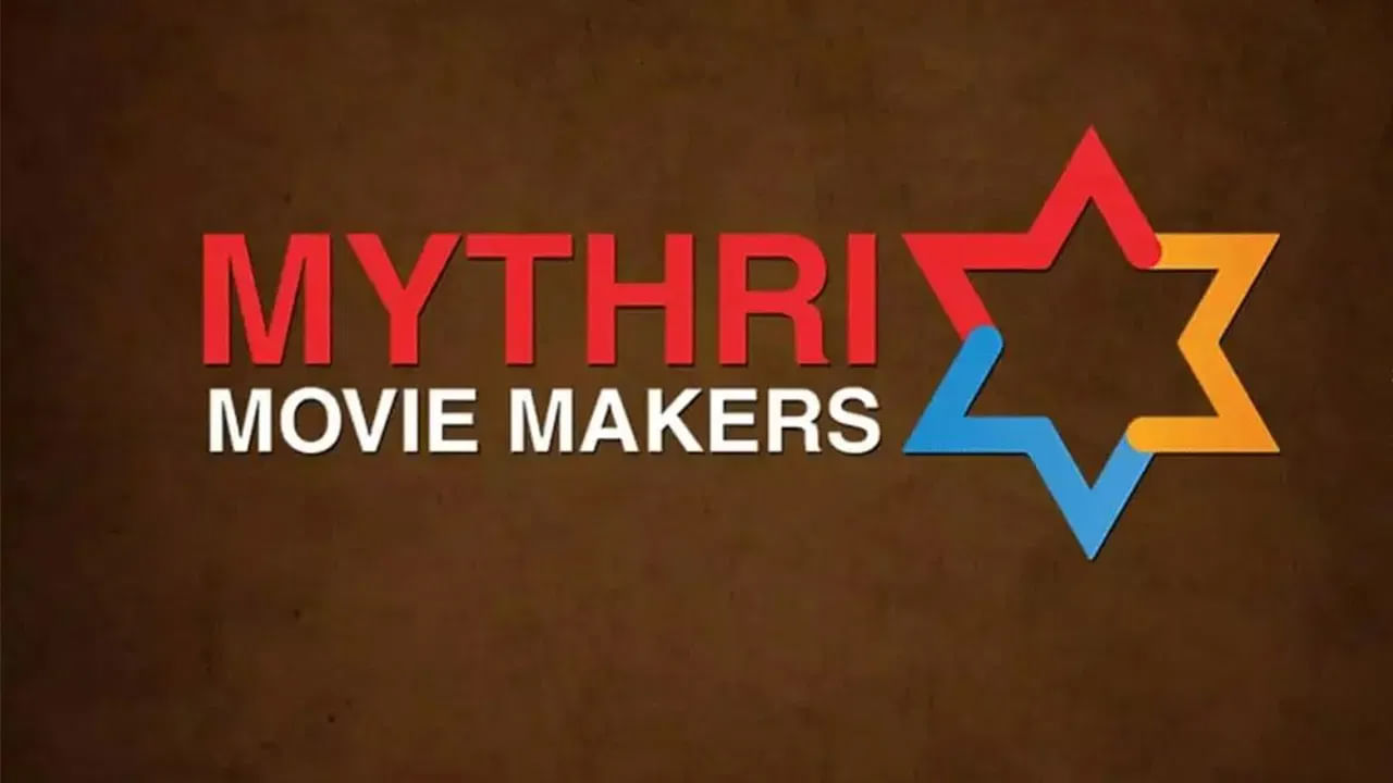 ఇళయరాజా నోటీసులపై మైత్రి మూవీ మేకర్స్ నిర్మాతలు కూడా స్పందించారు. తాము ఆడియో కంపెనీల నుంచి నో అబ్జక్షన్ సర్టిఫికేట్ తీసుకున్నాకే పాటలు వాడుకున్నామని.. ఆ పాటలపై పూర్తి హక్కులు వాళ్లకు మాత్రమే ఉంటాయన్నారు తెలిపారు మైత్రి రవిశంకర్. ఈ మధ్యే రజినీకాంత్ కూలీ సినిమా యూనిట్కు కూడా లీగల్ షాక్ ఇచ్చారు రాజా.