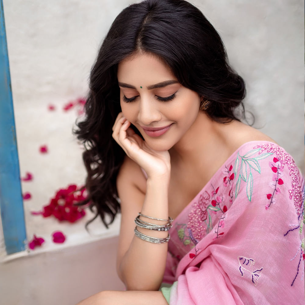 ప్రస్తుతం సోషల్ మీడియాలో ఓ హీరోయిన్ చైల్డ్ హుడ్ ఫోటో తెగ ఆకట్టుకుంటుంది. చిన్నప్పుడే అవార్డులు అందుకున్న ఈ అమ్మడు.. ఇప్పుడు వరుస ఆఫర్స్ అందుకుంటుంది. తెలుగులో ఇప్పుడిప్పుడే ఫాలోయింగ్ సంపాదించుకుంటున్న ఈ అమ్మడు మరెవరో కాదు.. నభా నటేష్.