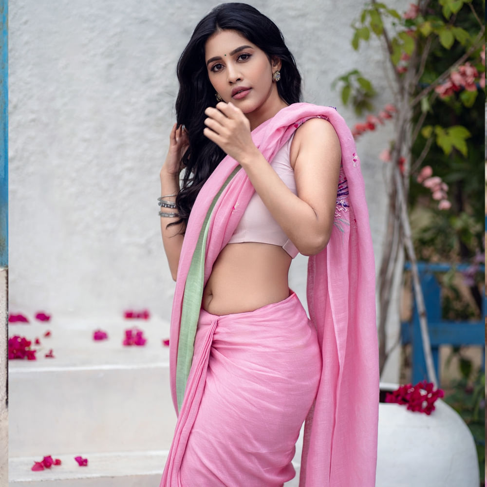  ప్రస్తుతం నిఖిల్ సిద్ధార్థ్ సరసన స్వయంభు మూవీలో నటిస్తుంది. అలాగే సోషల్ మీడియాలో చాలా యాక్టివ్ గా ఉంటూ నెట్టింట నిత్యం ఏదోక పోస్ట్ చేస్తుంది. తాజాగా ఈ అమ్మడు చీరకట్టులో ఉన్న ఫోటోస్ తెగ వైరలవుతున్నాయి. 