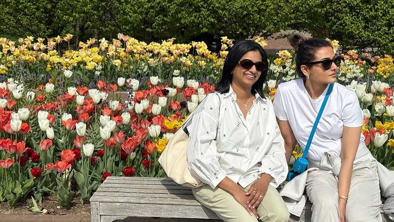 కెరీర్ మంచి ఫామ్‌లో ఉన్న సమయంలోనే ఈ అమ్మడు టాలీవుడ్ హీరో మహేష్ బాబును ప్రేమించింది. తర్వాత పెద్దల అంగీకారంతో వీరిద్దరు వివాహం చేసుకున్నారు. ఇక పెళ్లి తర్వాత ఈ అమ్మడు పూర్తిగా సినిమాలకు గుడ్ బై చెప్పి, కుటుంబాన్ని చూసుకోవడంలోనే లీనమైపోయింది.