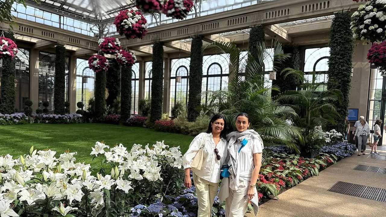 ఓవైపు ఫ్యామిలీని చూసుకుంటూ, మరో వైపు బిజినెస్ వ్యవహారాలు కూడా చూసుకుంటుంది నమ్రత. ఇక ఎప్పుడూ సోషల్ మీడియలో యాక్టివ్‌గా ఉండే ఈ నటి ఎప్పటికప్పుడు తన ఫొటోలను, తన పిల్లల ఫొటోలు షేర్ చేస్తూ అభిమానులతో ముచ్చటిస్తుంటుంది.అంతే కాకుండా ఈ ముద్దుగుమ్మ ఏకాస్త సమయం దొరికినా తన స్నేహితులు, ఫ్యామిలీతో వెకేషన్ కు వెళ్తుంటుంది.