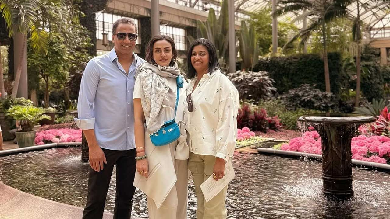 తాజాగా ఈచిన్నది తన కూతురు సితార, స్నేహితులతో కలిసి వెకేషన్ ఎంజాయ్ చేస్తుంది. ప్రస్తుతం దీనికి సంబంధించిన ఫొటోలను ఈ అమ్మడు సోషల్ మీడియాలో షేర్ చేయడంతో ఇవి నెట్టింట తెగ వైరల్ అవుతున్నాయి.