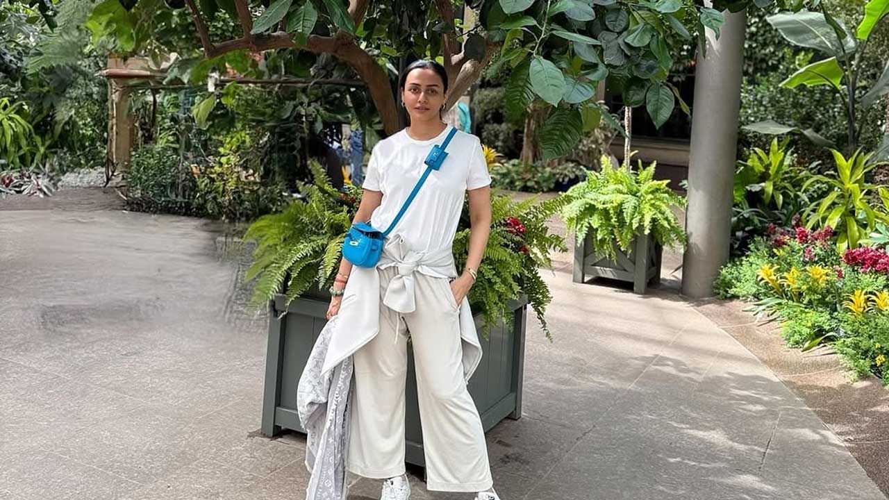 ఇక ఈ అమ్మడు ఈ మధ్య చాలా వెకేషన్స్ కు వెళ్తు ఏంజాయ్ చేస్తుంది. సితార పలు జ్యువెలరీ బ్రాండ్లకు అంబాసిడర్ గా వ్యవహారిస్తుండగా, కూతురితో కలిసి తన కూతురు బాధ్యతలను తానే చూసుకుంటూ.. కుటుంబాన్ని బాగా చూసుకుంటుంది నమ్రత.