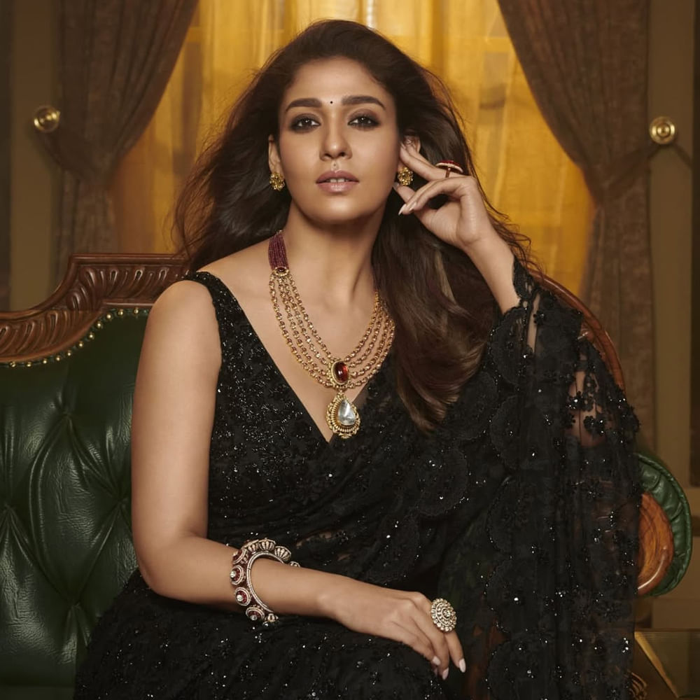 మళ్లీ యాక్టివ్ అవుతున్న సీనియర్ నటి విజయశాంతి కూడా స్టార్ ట్యాగ్ గురించి మాట్లాడారు. తన లేడీ సూపర్ స్టార్ ట్యాగ్ కొంత మంది వాడుకున్నారు వాళ్లు కూడా బతకాలి కదా అని వదిలేశా అన్నారు విజయశాంతి.