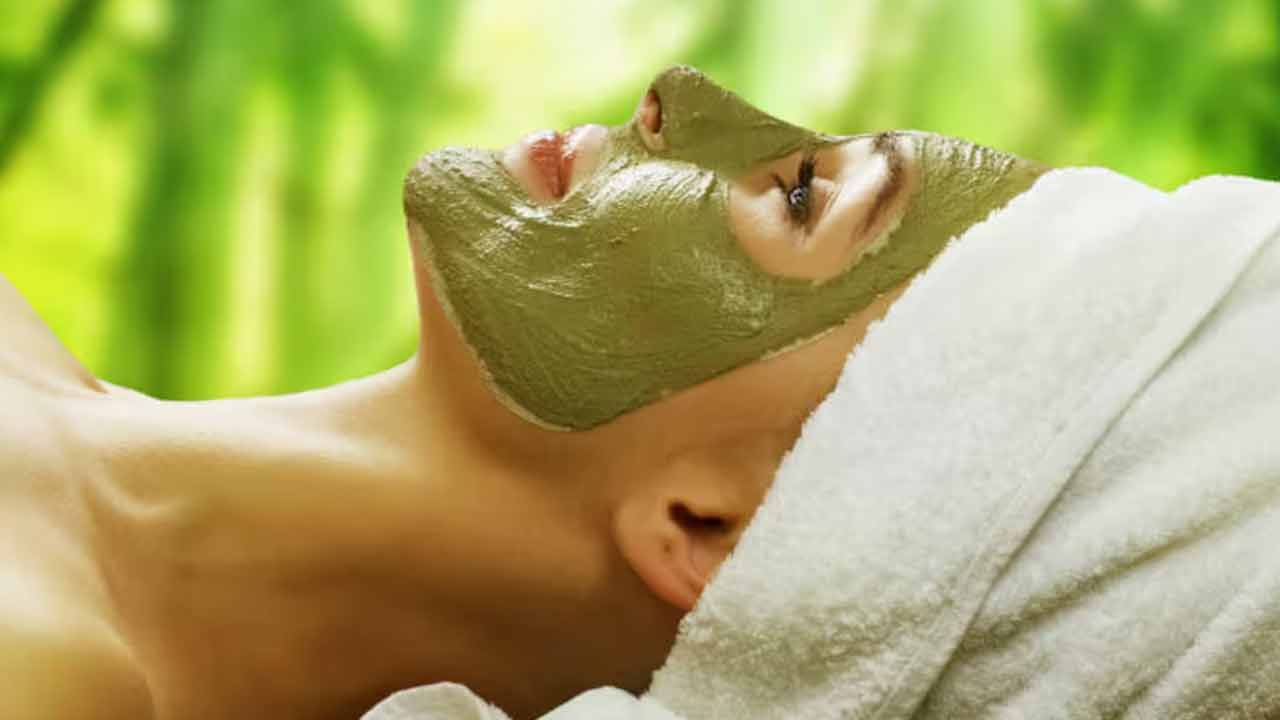 వేపాకులు, తులసి ఆకులను మెత్తగా పేస్ట్ చేసి, అందులో కొంచెం రోజ్ వాటర్‌తో మిక్స్ చేసుకుని చక్కటి మిశ్రమాన్ని తయారు చేసుకోవాలి. దీన్ని ముఖానికి అప్లై చేసుకుని దాదాపు 10 నుంచి 15 నిమిషాల పాటు ఆరనివ్వాలి. ఇలా రోజూ చేస్తే ముఖం పై మొటిమలు పూర్తిగా తగ్గుతాయి.