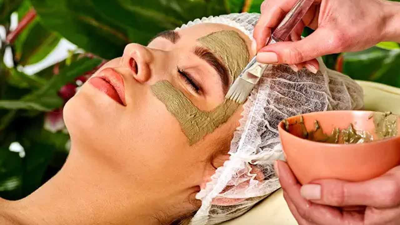 వేపాకుల పేస్ట్‌లో కొంచెం పెరుగు, నిమ్మరసం వేసి కూడా ఫేస్‌ ప్యాక్‌ తయారు చేసుకోవచ్చు. తయారు చేసుకున్న మిశ్రమాన్ని ముఖానికి అప్లై చేసి పావు గంట తరువాత ముఖాన్ని చల్లని నీటితో కడుక్కోవాలి. ఇలా చేస్తే ముఖంపై జిడ్డు తొలగిపోతుంది. 