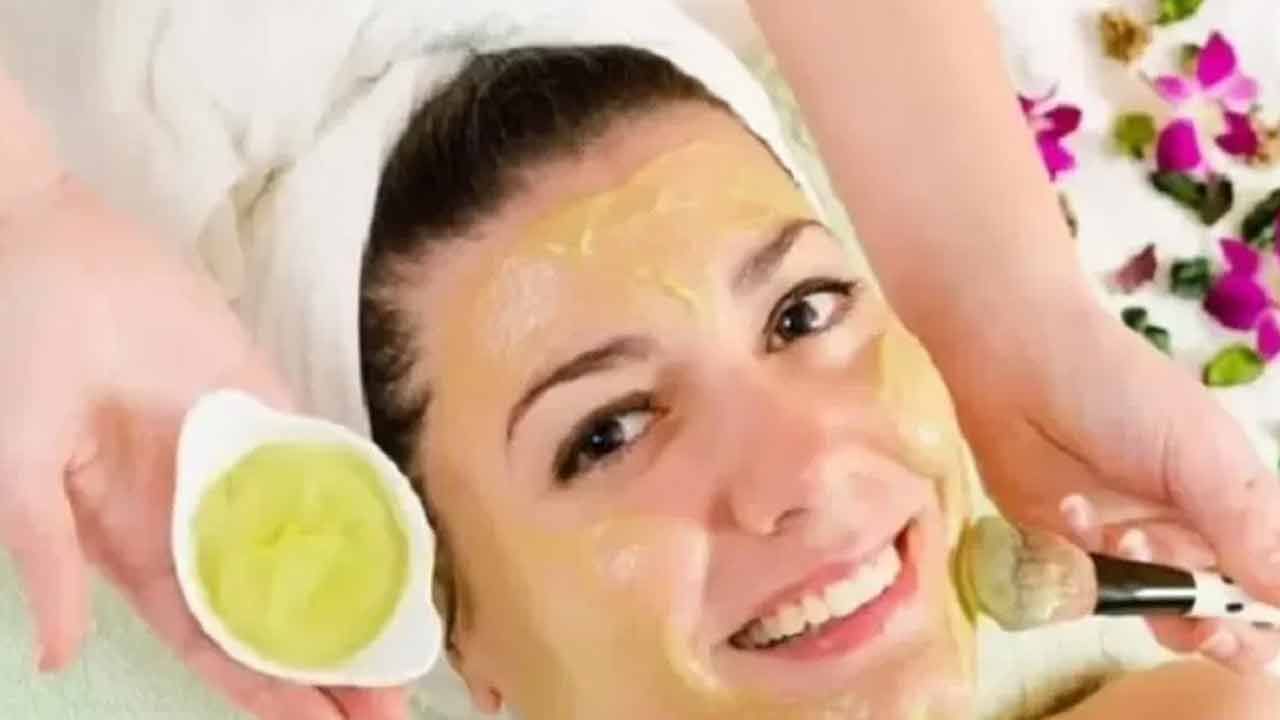 వేపాకు పేస్ట్‌లో కొంచెం తేనె కలిపి ముఖానికి అప్లై చేసి పావుగంట తరువాత చల్లని నీటితో కడుక్కోవాలి. ఇది చర్మానికి అవసరమైన తేమను అందించే మాయిశ్చరైజర్‌లా పనిచేస్తుంది.
కొన్ని వేపాకులను తురిమిన దోసకాయ తీసుకుని రెండింటిని కలిపి పేస్టు చేసుకోవాలి. ఈ పేస్ట్‌ను ముఖానికి అప్లై చేసుకొని స్క్రబ్‌ చేస్తే మృతకణాలు తొలగుతాయి.