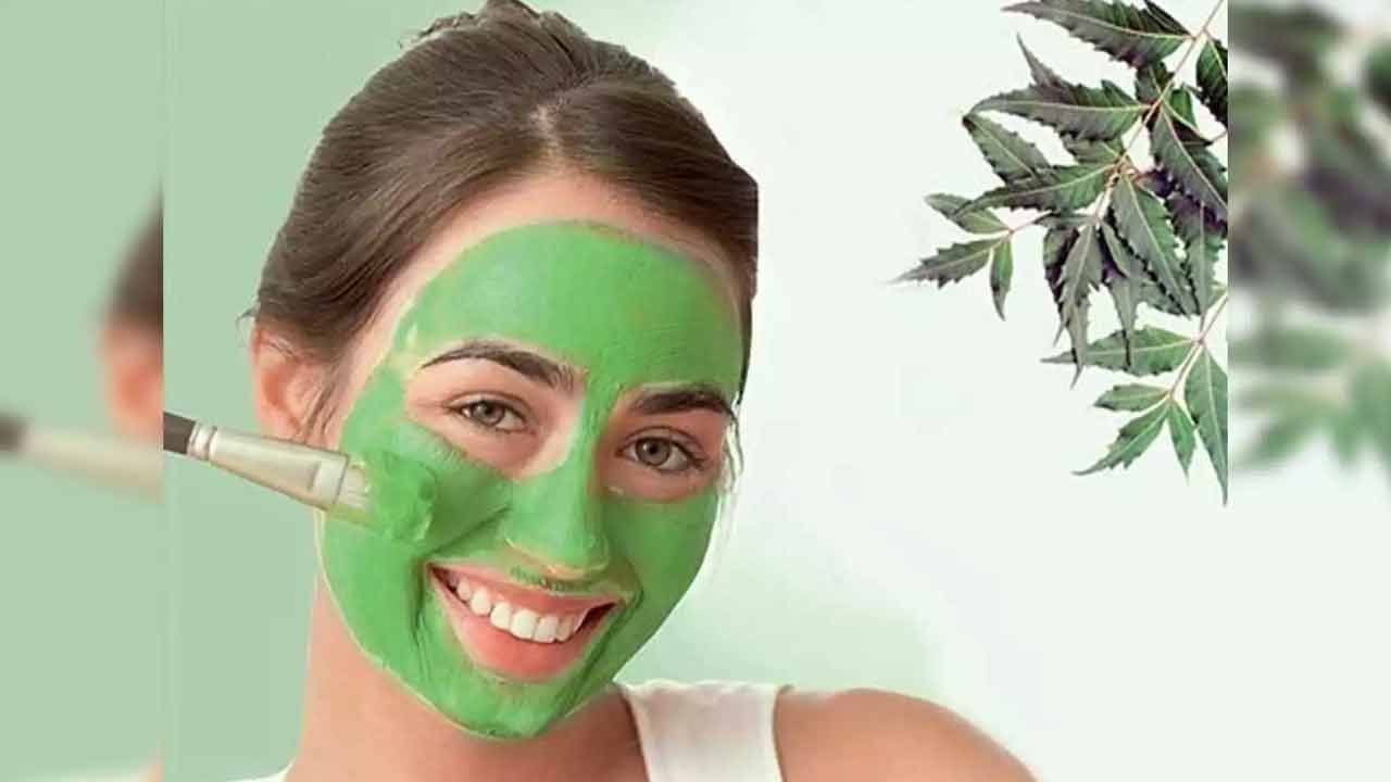 జిడ్డు చర్మాన్ని దూరం చేయడానికి వేపాకు బాగా పనిచేస్తుంది. వేపలో యాంటీసెప్టిక్ గుణాలు ఉంటాయి. గాయాలు, ఇన్ఫెక్షన్లను తగ్గించడంతో వేప సమర్థవంతంగా పని చేస్తుంది. వేప ముఖంపై ఉన్న మచ్చలను తగ్గించి ముఖాన్ని అందంగా మెరిసేలా చేస్తుంది. వేప ఫేస్‌ప్యాక్‌ ముఖంపై ఉన్న మృతకణాలను తొలగిస్తుంది. ముడతలను తొలగిస్తుంది.