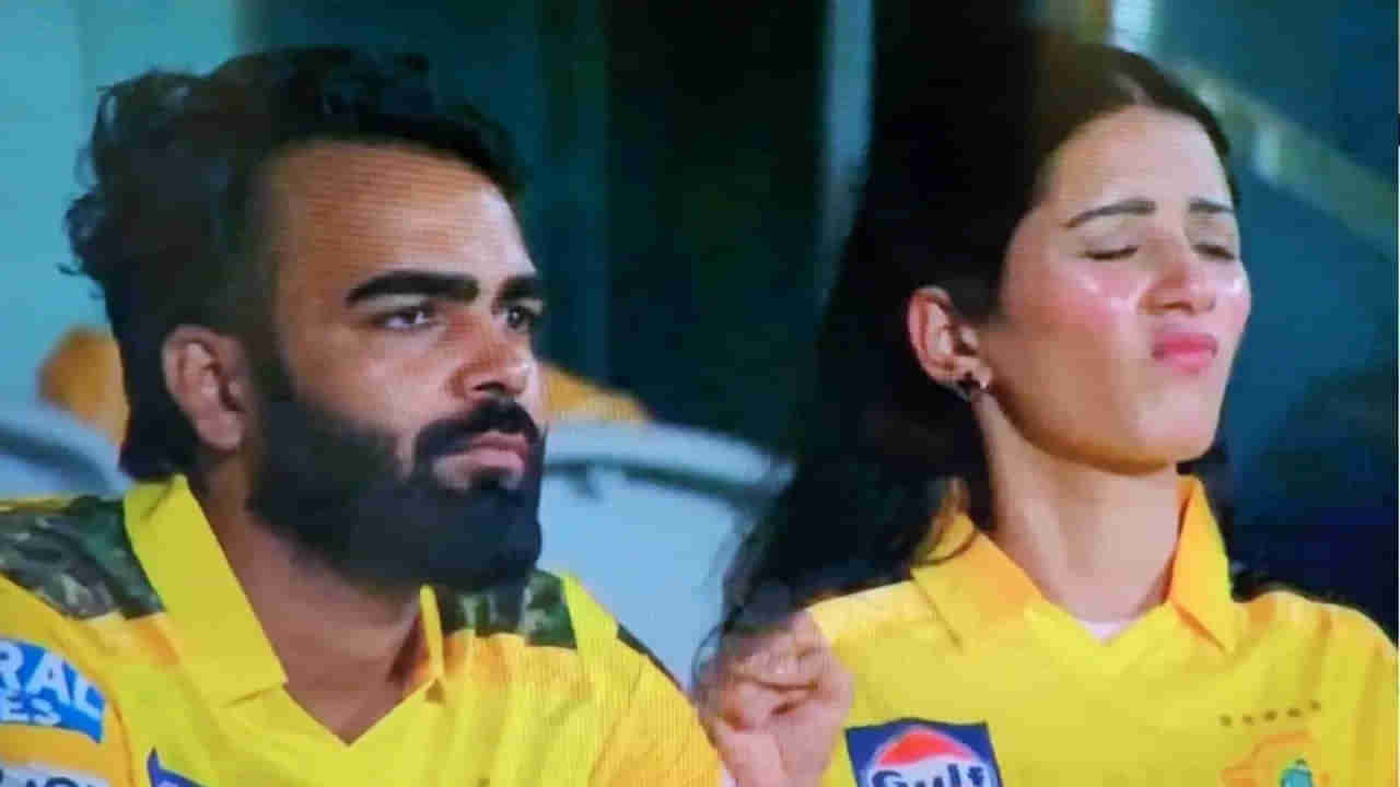 Video: చెన్నై మ్యాచ్లో మిస్టరీ గర్ల్.. వికెట్ పడగానే లవర్కు పిడిగుద్దులు.. ఎవరంటే.?