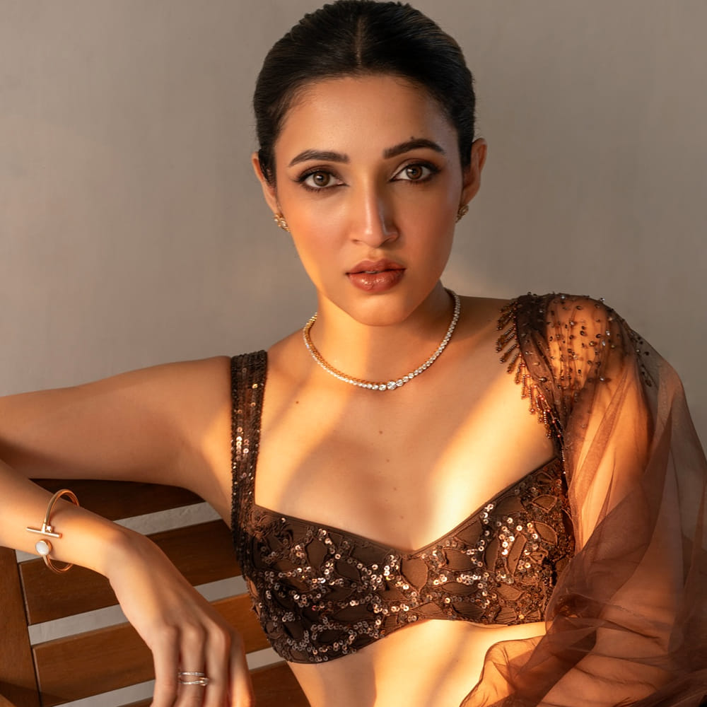 కానీ సోషల్ మీడియాలో మాత్రం చాలా యాక్టివ్ గా ఉంటుంది. నిత్యం ఏదోక పోస్ట్ చేస్తూ నెట్టింట సందడి చేస్తుంటుంది. అలాగే ఏదోక క్రేజీ పిక్ షేర్ చేస్తూ ఫాలోవర్లను ఆకట్టుకుంటుంది. ఈ క్రమంలోనే తాజాగా ఆమె షేర్ చేసిన పోస్టులు ఆకట్టుకుంటున్నాయి.