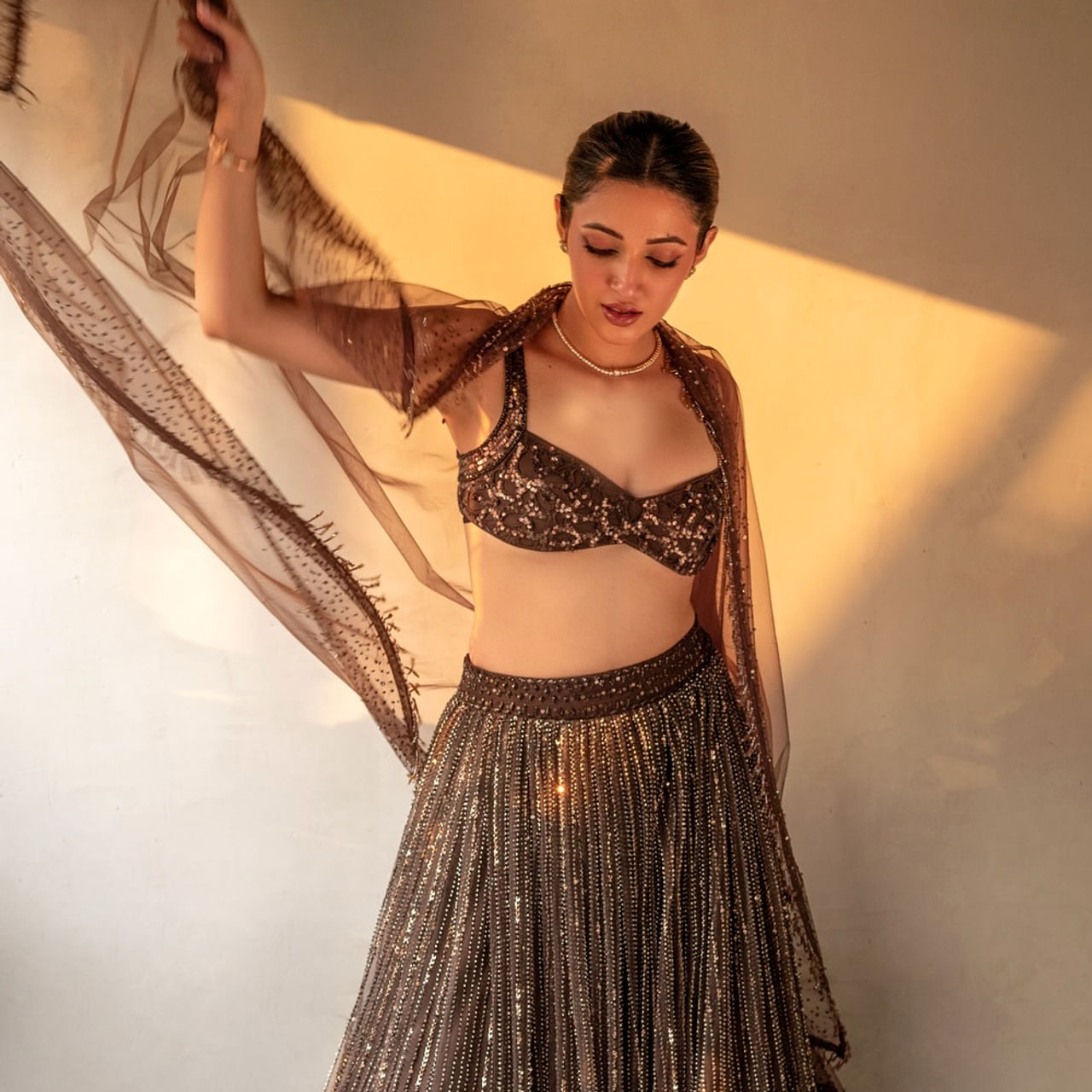 సోషల్ మీడియాలో ఒక్కసారిగా సెగలు పుట్టించేసింది హీరోయిన్ నేహా శెట్టి. బంగారు వర్ణం మోడ్రన్ డ్రెస్సులో ఫోజులకు ఫోజులిచ్చింది. తాజాగా నేహా షేర్ చేసిన ఫోటోస్ చూసి ఆశ్చర్యపోతున్నారు ఫ్యాన్స్. ఆమె పోస్టులకు క్రేజీగా కామెంట్స్ చేస్తున్నారు.