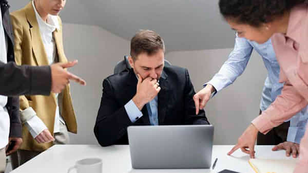 Career Tips: కొత్తగా జాబ్లో చేరుతున్నారా..? ఈ పొరపాట్లు చేయకండి..