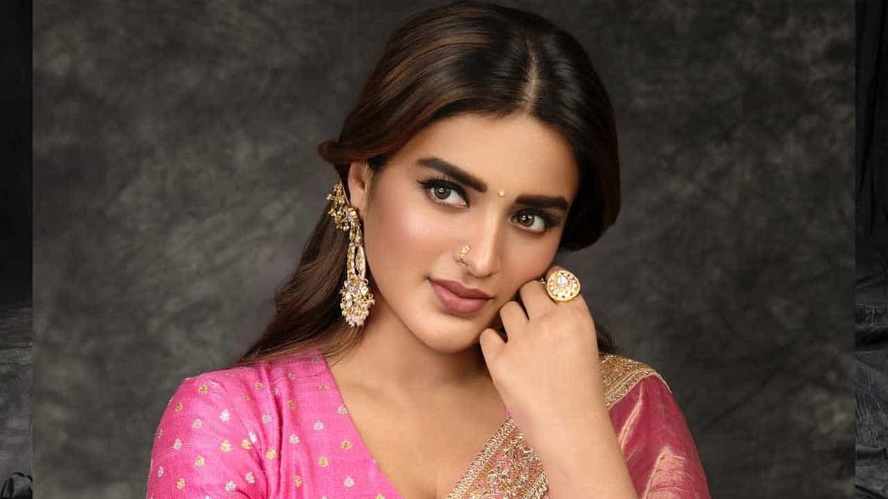 అయితే సవ్య సాచి సినిమా డిజాస్టర్ సొంతం చేసుకున్నప్పటికీ ఇప్పడు మాత్రం తన గ్లామర్తో ఆకట్టుకుందనే చెప్పాలి. దీని తర్వాత ఈ అమ్మడుకు తెలుగులో మంచి అవకాశాలే వచ్చాయి. ముఖ్యంగా పూరి జగన్నాథ్, రామ్ కాంబోలో వచ్చిన ఇస్మార్ట్ శంకర్ సినిమాలో ఛాన్స్ లభించింది.