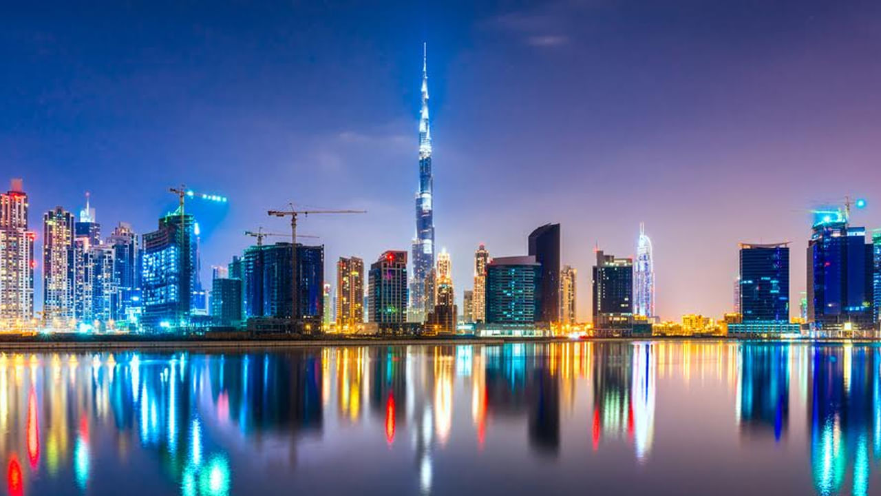 2 సంవత్సరాల దుబాయ్ వర్క్ వీసా ముఖ్య ప్రయోజనాలు విషయానికి వస్తే.. దుబాయ్‌లో చట్టపరమైన ఉపాధి మరియు నివాసం, ఆరోగ్య సంరక్షణ మరియు బ్యాంకింగ్ యాక్సెస్, కుటుంబ స్పాన్సర్‌షిప్ అందుబాటులో ఉంది, పన్ను రహిత జీతం ఆదాయం, దీర్ఘకాలిక నివాసానికి మార్గం.