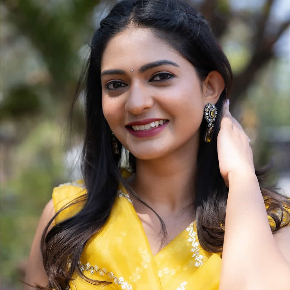 కర్ణాటకు చెందిన ఈ అమ్మడు టీవీ సీరియల్స్ ద్వారా చాలా ఫేమస్ అయ్యింది. ఓవైపు సీరియల్లో పద్దతిగా చీరకట్టులో అందంగా కనిపిస్తూనే ఇటు సోషల్ మీడియాలో అందాలతో రచ్చ చేస్తుంది ఈ వయ్యారి.