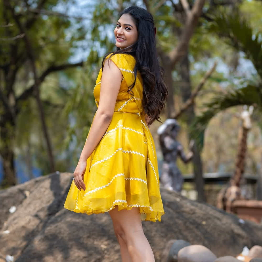 బుల్లితెరపై పలు సీరియల్స్ ద్వారా తెలుగు ప్రేక్షకులకు దగ్గరయ్యింది ఈ అమ్మడు . నిజానికి కర్ణాటకు చెందిన ఈ బ్యూటీ.. ఇప్పుడు మాత్రం తెలుగులో వరుసగా సీరియల్స్ చేస్తూ ప్రేక్షకులను అలరిస్తుంది. ఆమె మరెవరో కాదు.. నిండు నూరేళ్ల సావాసం సీరియల్ హీరోయిన్ నిసార్గా గౌడ అలియాస్ నిషా.