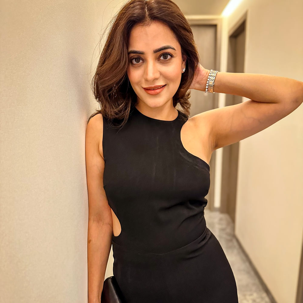 ఆ తర్వాత కెరీర్ పీక్ లో ఉండగానే వివాహం చేసుకుంది. ఇక తల్లిగా బాధ్యతల తర్వాత ఆమె నటనకు దూరమైంది. ఇక సోషల్ మీడియాలో యాక్టివ్ గా ఉండే ఈ చిన్నది రెగ్యులర్ గా ఫొటోలో షేర్ చేస్తూ అభిమానులను ఆకట్టుకుంటుంది. 