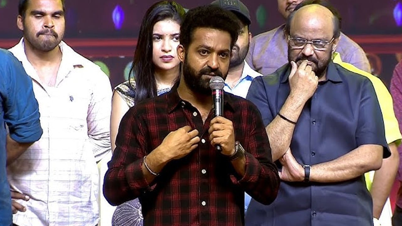 జూనియర్ ఎన్టీఆర్ ప్రస్తుతం వార్ 2తో బిజీగా ఉన్నారు. మొన్నటి వరకు జపాన్ వెళ్లి దేవరను ప్రమోట్ చేసిన తారక్.. అక్కడ్నుంచి రాగానే మళ్లీ సినిమాలతో బిజీ అయిపోయారు. చాలా రోజుల తర్వాత ఫ్యాన్స్ ముందుకొచ్చిన తారక్.. చాలా విషయాలు పంచుకున్నారు. మ్యాడ్ స్క్వేర్ సక్సెస్ మీట్ కాస్తా.. దేవర సక్సెస్ మీట్‌లా మారిపోయింది.