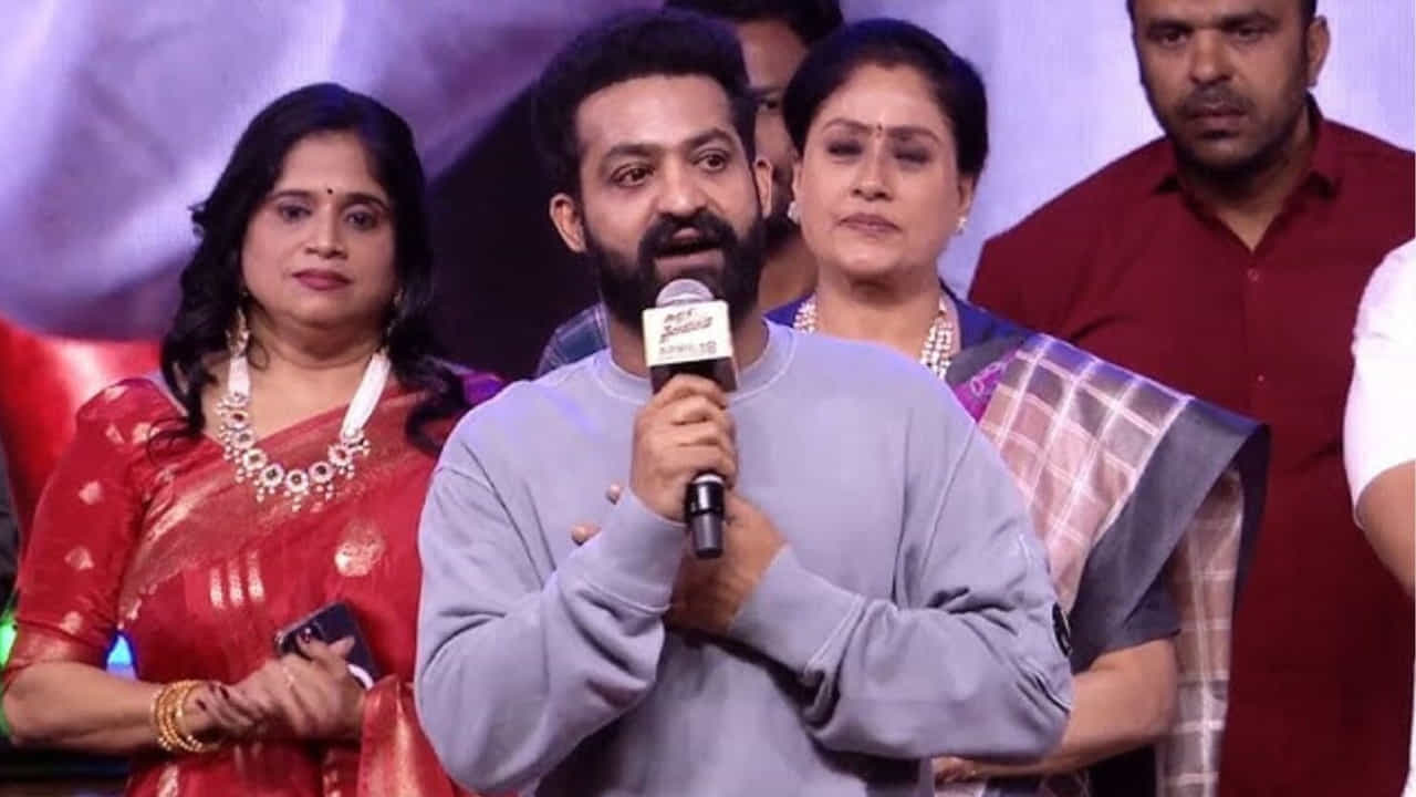 'మళ్లీ ఎప్పుడు కనబడతానో తెలియదు ఒకసారి మాట్లాడనివ్వండి తనివి తీరా' అంటూ ఎన్టీఆర్ స్పీచ్ మొదలు పెట్టడంతో అభిమానులు షాక్ అయ్యారు. బ్యాక్ టు బ్యాక్ రెండు ఈవెంట్స్లో సందడి చేసిన ఎన్టీఆర్, సడన్గా ఇలాంటి కామెంట్ చేయటంతో ఇక మీద కెమెరాలకు పబ్లిక్ ఈవెంట్లకు దూరంగా ఉండబోతున్నారా అన్నచర్చ మొదలైంది.