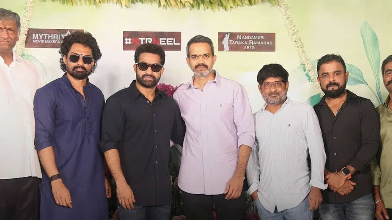ఎన్టీఆర్, ప్రశాంత్ నీల్ కాంబినేషన్లో తెరకెక్కుతున్న డ్రాగన్ సినిమా నెక్ట్స్ షెడ్యూల్కు సంబంధించి ఇంట్రస్టింగ్ న్యూస్ వైరల్ అవుతోంది. ఏప్రిల్ 22 నుంచి ఎన్టీఆర్ షూట్లో జాయిన్ అవుతున్నారు. ఈ షెడ్యూల్లో భారీ యాక్షన్ ఎపిసోడ్ను చిత్రీకరించేందుకు రెడీ అవుతోంది మూవీ టీమ్. ఏకంగా 30 రోజుల పాటు ఈ యాక్షన్ ఎపిసోడ్ను చిత్రీకరించనున్నారు మేకర్స్.
