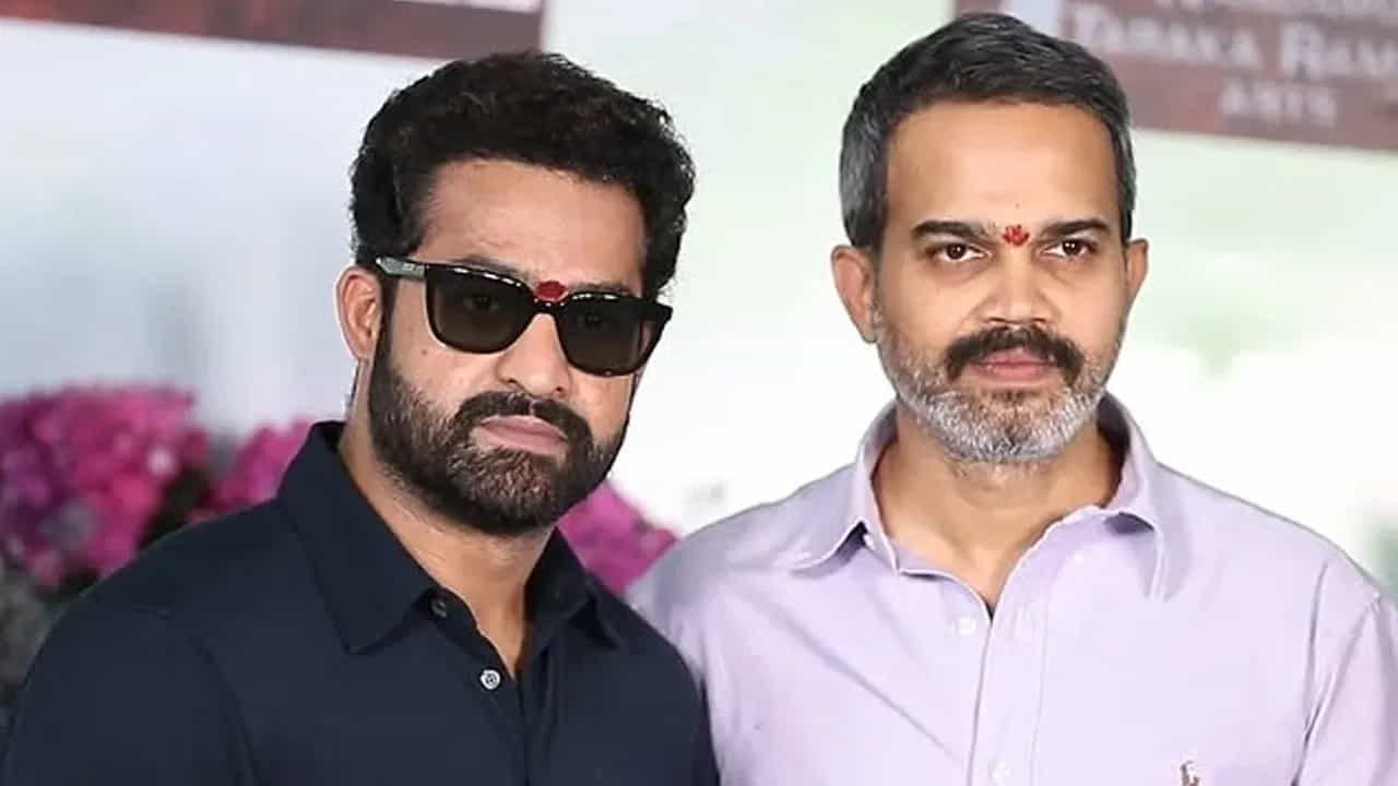 ప్రశాంత్ నీల్ సినిమా కోసం ఇప్పటికే స్లిమ్ లుక్లోకి మారిపోయారు జూనియర్. ఫ్లాష్ బ్యాక్ ఎపిసోడ్లో వచ్చే కీ సీన్స్ కోసం ఈ లుక్ను ప్లాన్ చేశారు. అయితే వెయిట్ తగ్గినా.. ఇదే ఫైనల్ లుక్ కాదని, హెయిర్ స్టయిల్ను కూడా డిఫరెంట్గా ప్లాన్ చేశారన్నది లేటెస్ట్ అప్డేట్.