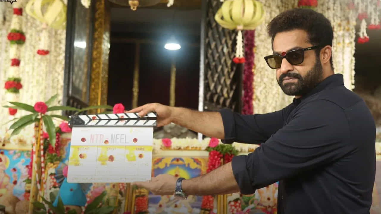 వార్ 2 వర్క్ కూడా ఫైనల్ స్టేజ్కు వచ్చేసింది. ఈ నెల 2 లోగా లాస్ట్ సాంగ్ షూటింగ్ను పూర్తి చేసి, తరువాత పూర్తిగా ప్రశాంత్ నీల్ సినిమా మీద ఫోకస్ చేసేలా డేట్స్ ప్లాన్ చేశారు ఎన్టీఆర్. తారక్ కోసం తన రెగ్యులర్ స్టైల్ను పక్కన పెట్టి డిఫరెంట్ జానర్ ట్రై చేస్తున్నారు ప్రశాంత్ నీల్.