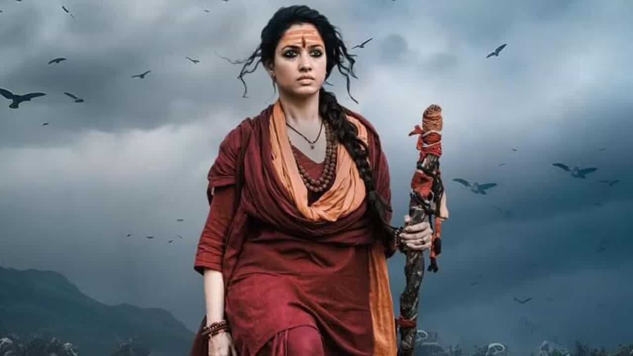 సాధారణంగా గ్లామర్ ఇమేజ్కు దూరమైన హీరోయిన్సే లేడీ ఓరియంటెడ్ సినిమాలు చేస్తారు. కానీ ఈ విషయంలో తమన్నా మాత్రం డిఫరెంట్. ఓ వైపు గ్లామర్ ఇమేజ్ కంటిన్యూ చేస్తూనే మరో వైపు లేడీ ఓరియంటెడ్ సినిమాలతోనూ సత్తా చాటుతున్నారు. రెండు వారాల గ్యాప్లోనే రెండు వేరియేషన్స్ చూపించబోతున్నారు ఈ బ్యూటీ.