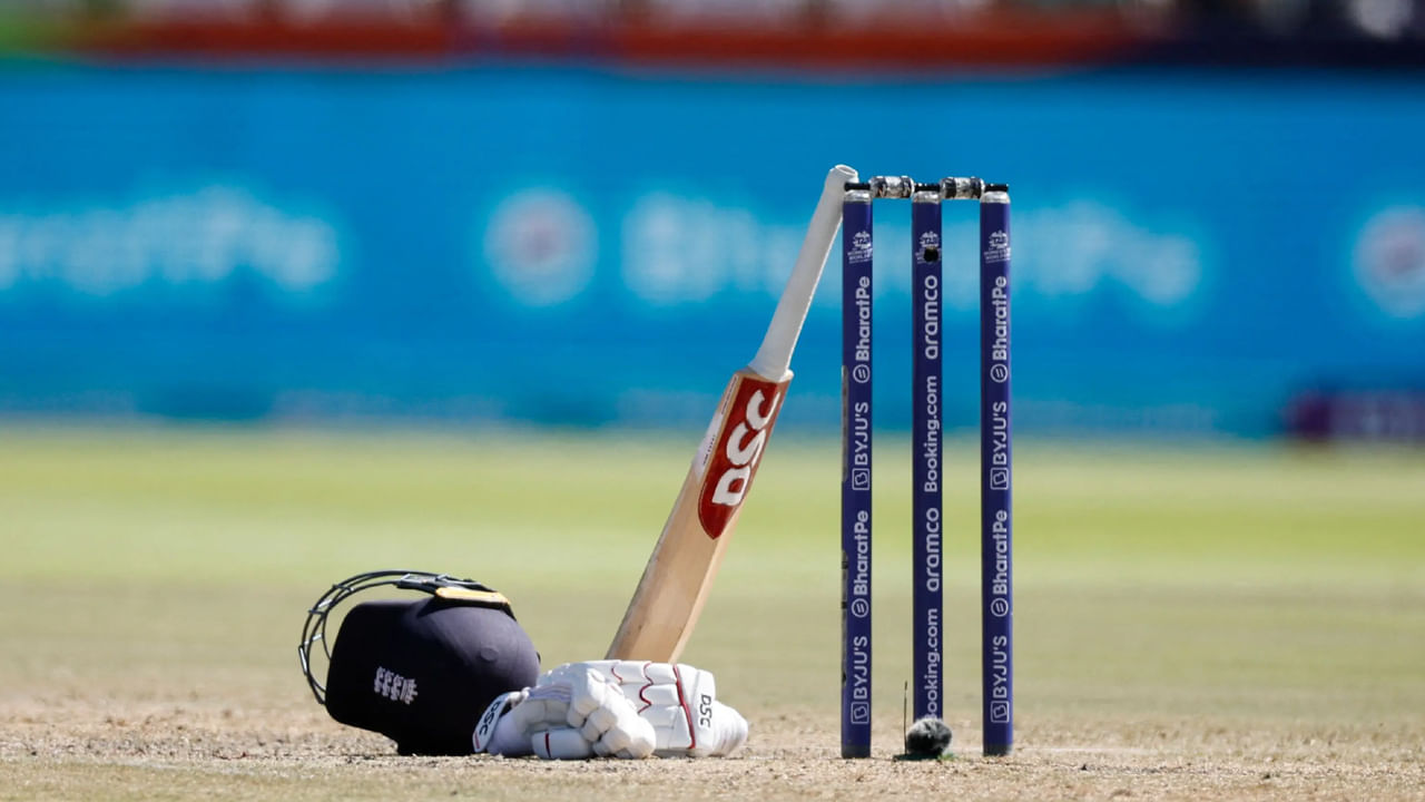 Cricketers Without ODI Century: ప్రపంచంలోని ఏ క్రికెటర్ అయినా వన్డే ఇంటర్నేషనల్ కెరీర్‌లో సెంచరీ సాధించాలని కోరుకుంటారు. క్రికెట్‌లోని మూడు ఫార్మాట్‌లలోనూ తన సెంచరీతోపాటు జట్టు విజయంలో కీలక పాత్ర పోషించాలనేది ప్రతి బ్యాట్స్‌మన్ కల. ముఖ్యంగా వన్డే ఫార్మాట్ చాలా మంది క్రికెటర్లకు ఇష్టమైనదిగా మారుతుంది. క్రికెట్ చరిత్రలో తమ మొత్తం వన్డే కెరీర్‌లో ఒక్క సెంచరీ కూడా చేయని నలుగురు దిగ్గజ క్రికెటర్లు ఉన్నారు. ఈ జాబితాలో ఉన్న క్రికెటర్ల పేర్లు తెలిస్తే మీరు కచ్చితంగా ఆశ్చర్యపోతారు.
