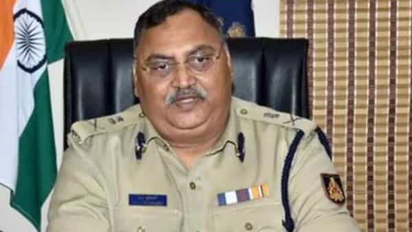 ఇంట్లో రక్తపు మడుగులో పడి ఉన్న మాజీ డీజీపీ ఓం ప్రకాశ్.. భార్యపైనే అనుమానం..!