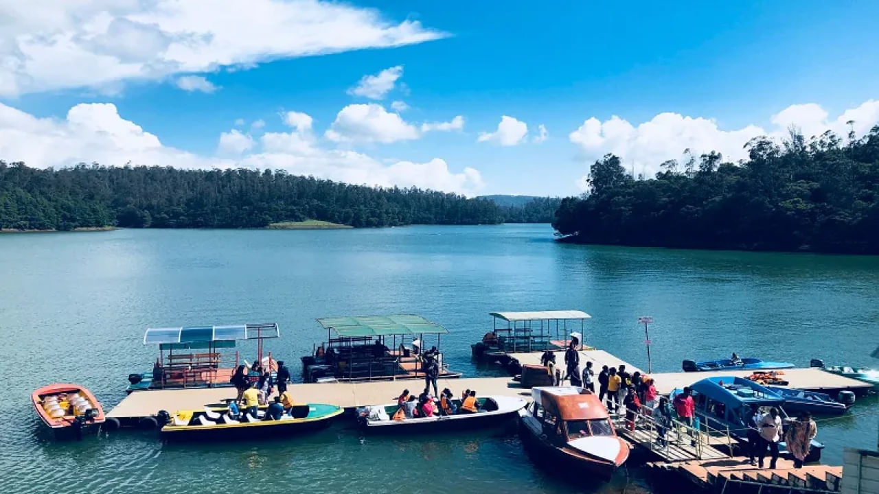 ముఖ్యంగా ఏ మాత్రం ఎండలేకుండా ఎప్పుడూ చల్లగా ఉంటూ.. అక్కడి పచ్చని చెట్లు, చిన్న చిన్న అడ్వంచరస్ ట్రిప్ చేయడానికి, హార్ట్ రైడింగ్, ఛాయ్ టేస్టింగ్, చక్కటి చేతి వృత్తి తో చేసిన వస్తువులు చూడటానికి బాగుంటాయి. అందుకే సమ్మర్ లో టూర్ ప్లాన్ చేసే వారికి ఇది బెస్ట్ ప్లేస్.