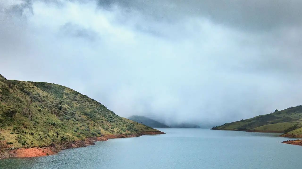 అలాగే ఊటీ దగ్గరిలో నీలగిరి రాణఙగా పేరుగాంచిన హిల్ స్టేషన్ చూడటానికి చాలా బాగుంటుంది. కొండల పై మేఘాలు కమ్ముకున్నాయేమో అనిపించేలా కనిపించే దృశ్యాలు, అక్కడి బొటానికల్ గార్డెన్, రోజ్ గార్డెన్ వంటివి పర్యాటకులను ఎంతగానో ఆకట్టుకుంటాయి.