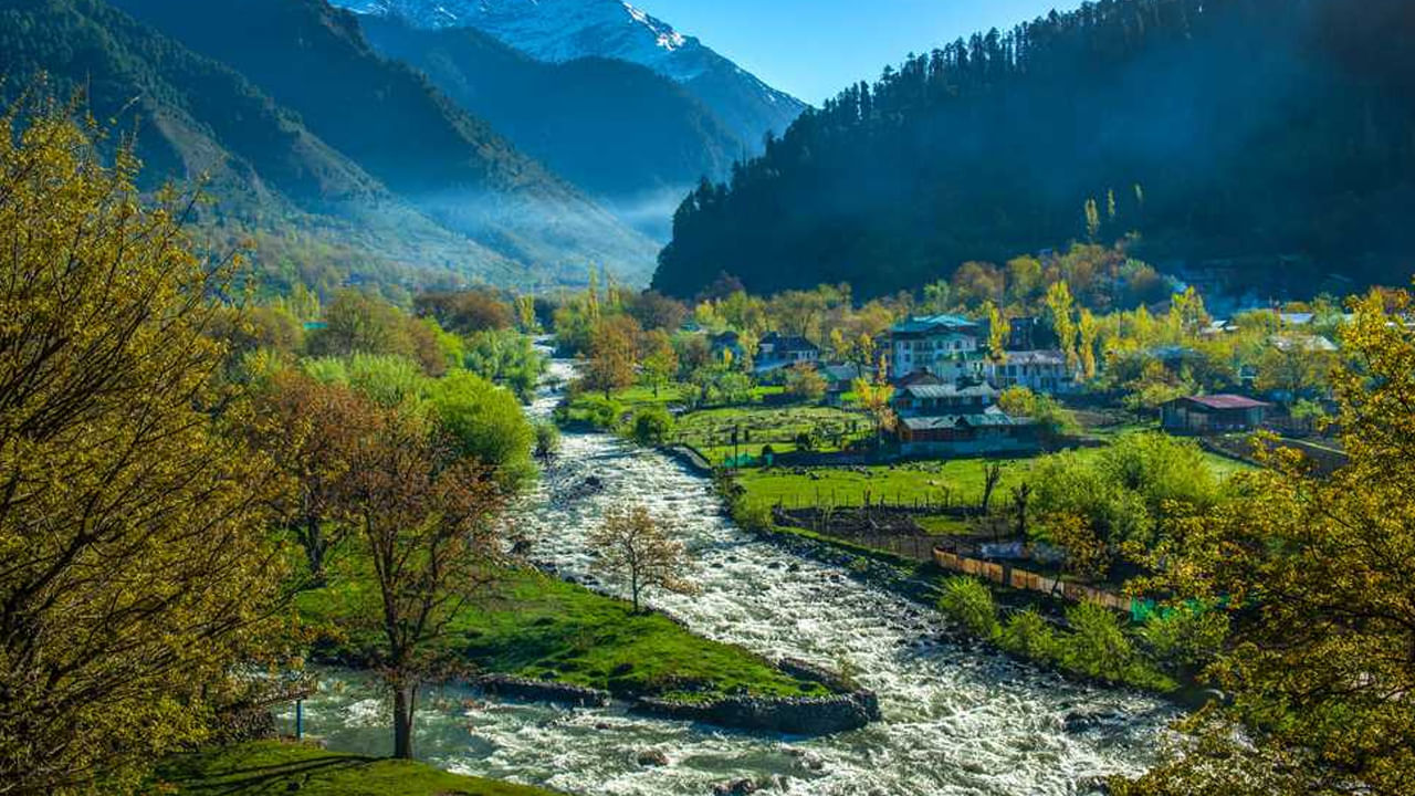 భూమిపై స్వర్గంగా పిలువబడే కాశ్మీర్ చాలా అందంగా ఉంటుంది. హిమాలయ పర్వత సానువుల్లో ఉండే ఈ ప్రాంతం అందం కవులకు సైతం మాటల్లో వర్ణించడం కష్టం అని అంటారు. పర్యాటకులకు ఆకర్షణ కేంద్రంగా నిలిచే కొన్ని ఉత్తమ గమ్యస్థానాలున్నాయి. అలాంటి ప్రదేశాలలో పహల్గామ్ ఒకటి. పహల్గామ్ ప్రకృతి అందాలను చూసిన వారికీ ఎవరికైనా అక్కడే స్థిరపడాలని అనిపిస్తుంది. విశాలమైన గడ్డి భూములు, ఎత్తైన శిఖరాలు, స్వచ్చంగా ప్రవహించే నది, పచ్చని లోయలు... ఇక్కడి వీచే గాలి.. ప్రశాంత మైన వాతావరణం ప్రతి ఒక్కరినీ అంతర్గత శాంతితో నింపుతుంది. ముఖ్యంగా పహల్గామ్ పైన్ అడవులకు ప్రసిద్ధి చెందింది. ప్రకృతి సౌందర్యమే కాదు ఇక్కడ ప్రజలను ఆకర్షించే ప్రదేశాలు చాలా ఉన్నాయి.