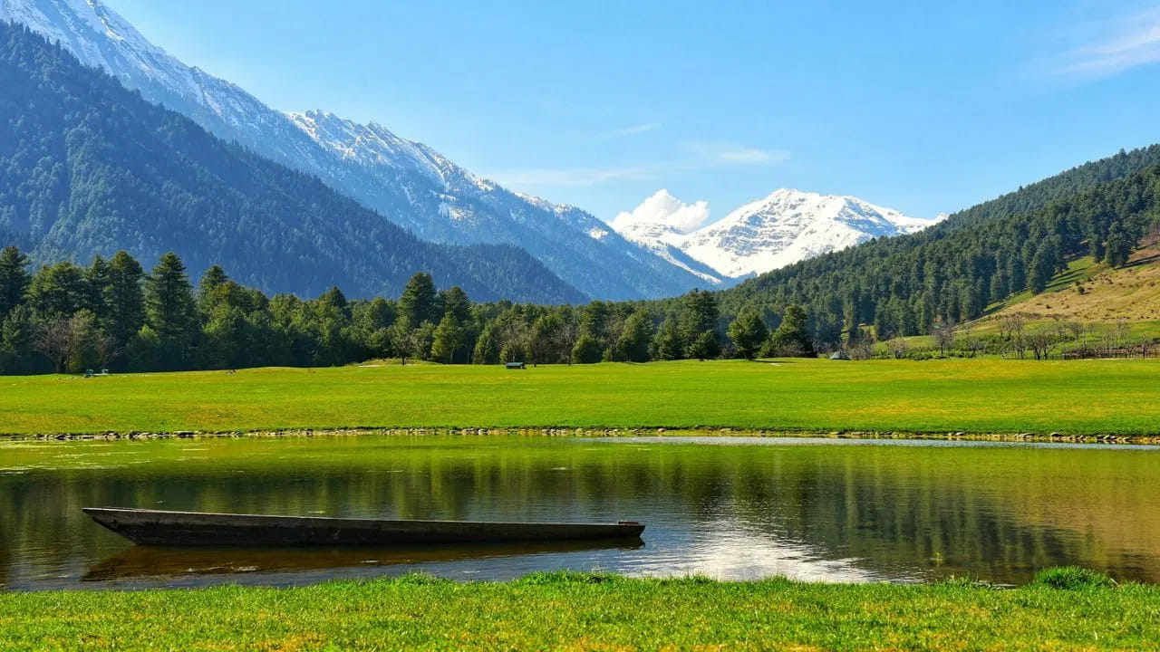 లిడ్డర్ నది: పహల్గామ్‌లోని లిడ్డర్ నది దృశ్యాలు కూడా మీలో కొత్త శక్తిని నింపుతాయి. ఈ నది జీలం నదిలో కలుస్తుంది. నది నీరు పూర్తిగా స్పష్టంగా ఉండి నీలం రంగులో కనిపిస్తుంది. ఈ నది రాఫ్టింగ్ కు కూడా ఉత్తమమైన ప్రదేశం. ఈ నది ప్రత్యేక అందానికి కూడా ప్రసిద్ధి చెందింది.