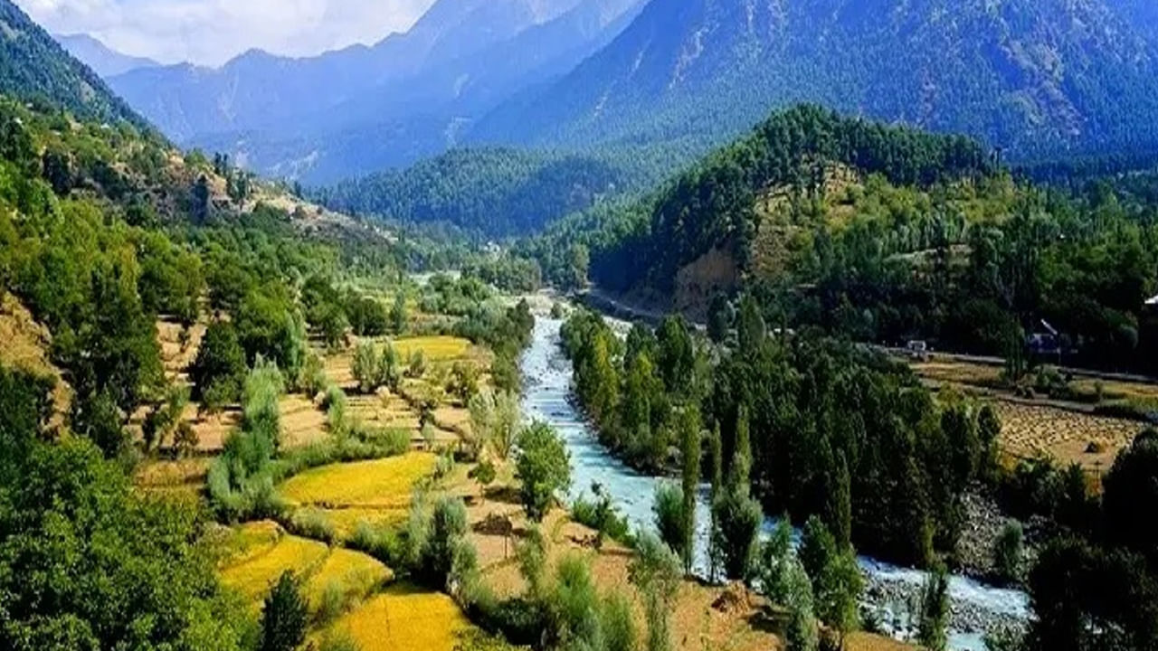 మంచుతో కప్పబడిన పర్వతాలను చూడాలనుకోవచ్చు లేదా తేమతో కూడిన వేడి నుంచి ఉపశమనం కోసం పర్వతాల నుంచి వీచే తాజా గాలిలో ప్రశాంతమైన క్షణాలు గడపాలని అనుకోవచ్చు. కాశ్మీర్ ప్రతి సీజన్‌లో సందర్శించడానికి ఉత్తమమైన ప్రదేశం. ప్రస్తుతానికి కాశ్మీర్‌లోని అత్యంత అందమైన ప్రదేశాలలో ఒకటైన పహల్గామ్ గురించి తెలుసుకుందాం.  
