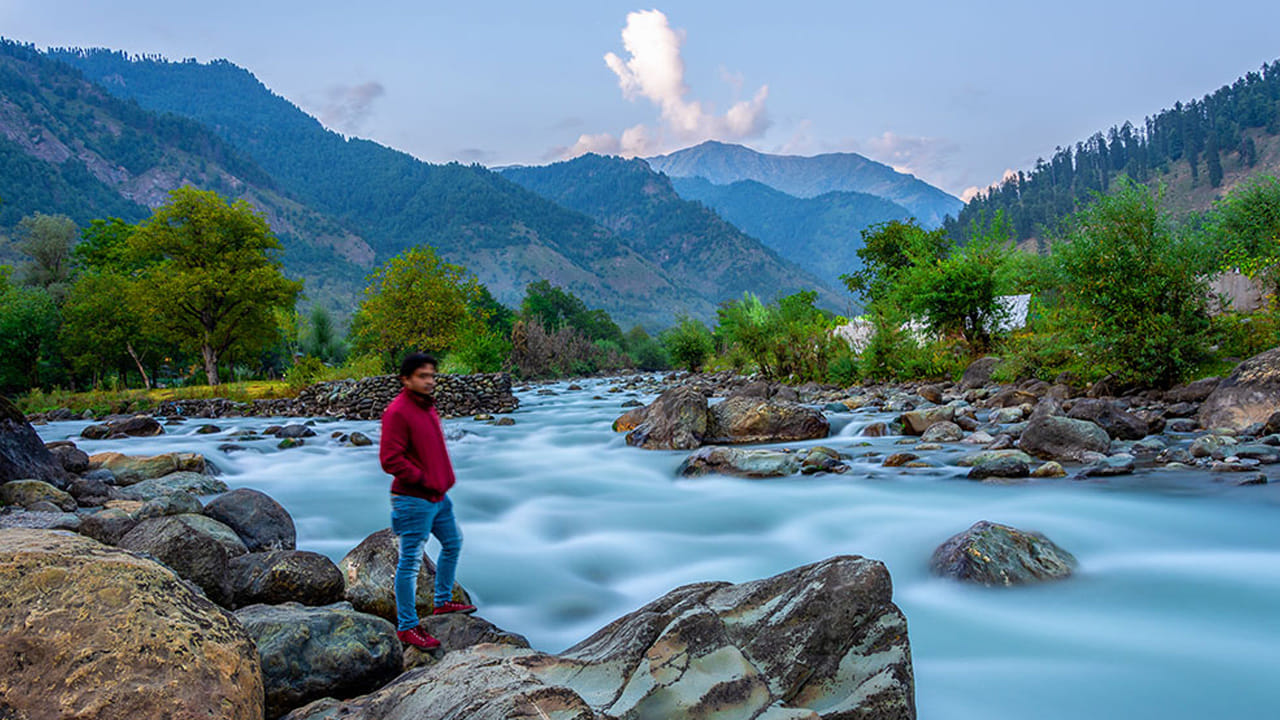 బైసరన్ లోయ: బైసరన్ లోయ సహజ సౌందర్యం కారణంగా దీనిని మినీ స్విట్జర్లాండ్ అని కూడా పిలుస్తారు. ఈ ప్రదేశం పహల్గామ్ నుంచి కేవలం 5 కిలోమీటర్ల దూరంలో ఉంది. ఇక్కడ విశాలమైన గడ్డి భూములు, దట్టమైన పైన్ అడవులు . ఎత్తైన మంచుతో కప్పబడిన శిఖరాలను చూసినవారికి తాము కలల అందమైన ప్రపంచంలోకి వచ్చినట్లు అనిపిస్తుంది.
