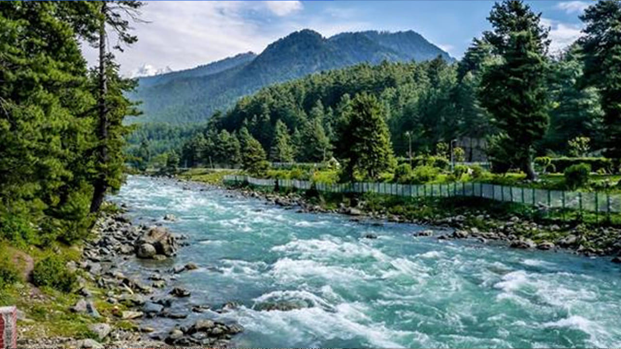 చందన్వాడి: పహల్గామ్ లోని చందన్ వాడి దాని సహజ సౌందర్యానికి కూడా ఆకర్షణ కేంద్రంగా ఉంది. ఈ దృశ్యాలు అందంగా ఉండటమే కాదు ఆశ్చర్యకరంగా కూడా కనిపిస్తాయి. ప్రశాంతమైన వాతావరణం పరంగా చూసినా ఈ ప్రదేశం ఉత్తమమైనది. ఇది అమర్‌నాథ్ యాత్ర వెళ్లేందుకు ప్రధాన లోయ మార్గం 