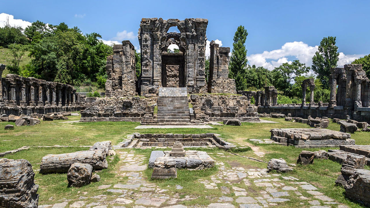 పహల్గామ్ సహజ సౌందర్యాన్ని మాత్రమే కాదు ఆధ్యాత్మిక ప్రశాంతను ఇస్తుంది. ఇక్కడ మార్తాండ సూర్య దేవాలయం, మామలేశ్వర్ ఆలయాన్ని సందర్శించవచ్చు. దీనితో పాటు పహల్గామ్‌లో చేపలు పట్టడం, గుర్రపు స్వారీ, స్కీయింగ్, ట్రెక్కింగ్, క్యాంపింగ్, వాటర్ రాఫ్టింగ్ వంటి కార్యకలాపాలను కూడా ఆస్వాదించవచ్చు.