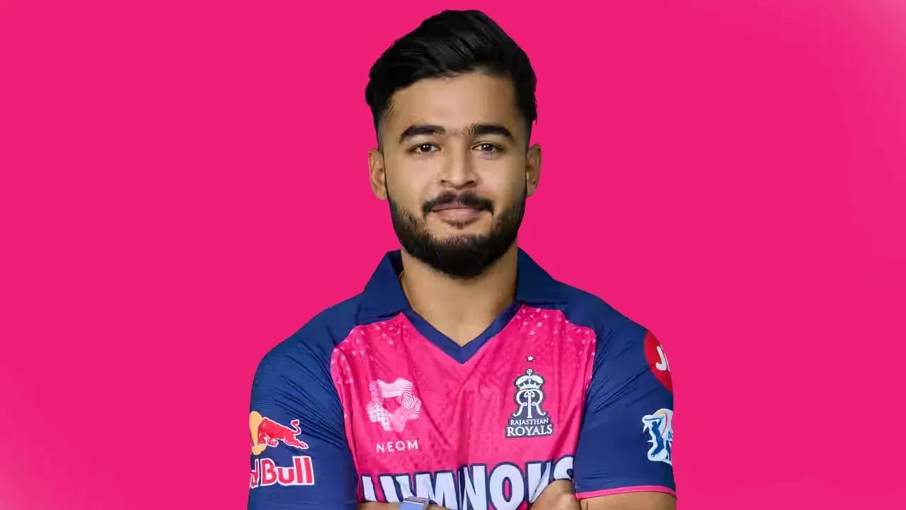 రియాన్ పరాగ్: రాజస్థాన్ రాయల్స్ను 3 మ్యాచ్ల్లో నడిపించిన రియాన్ పరాగ్కు కూడా జరిమానా విధించారు. చెన్నై సూపర్ కింగ్స్తో జరిగిన మ్యాచ్లో స్లో ఓవర్ రేట్ తప్పు చేసినందుకు పరాగ్కు రూ.12 లక్షల జరిమానా విధించారు.