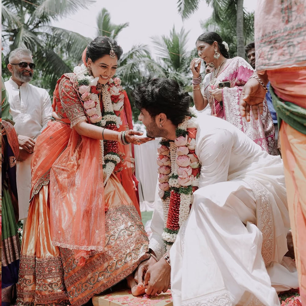  తాజాగా ప్రియుడితో కలిసి వైవాహిక బంధంలోకి అడుగుపెట్టింది. బిగ్ బాస్ 5వ సీజన్ లో పాల్గొన్న పావని.. అదే షోలోని కంటెస్టెంట్ కొరియోగ్రాఫర్ అమీర్ ఇప్పుడు మూడు ముళ్ల బంధంతో ఒక్కటయ్యారు. 