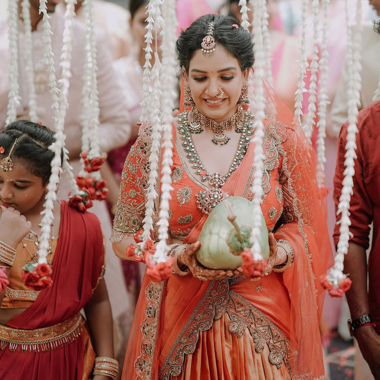 బుల్లితెరపై ఆమె ఫేమస్ నటి. సీరియల్స్ ద్వారా ప్రేక్షకులకు దగ్గరై మంచి గుర్తింపు తెచ్చుకుంది. ఆ తర్వాత సినిమాల్లో చిన్న చిన్న పాత్రలలో కనిపిస్తూ వెండితెరపై సందడి చేసింది. కానీ వ్యక్తిగత జీవితంలో ఎన్నో ఒడిదుడుకులు ఎదుర్కోంది. ఆమె మరెవరో కాదు.. పావని రెడ్డి. 