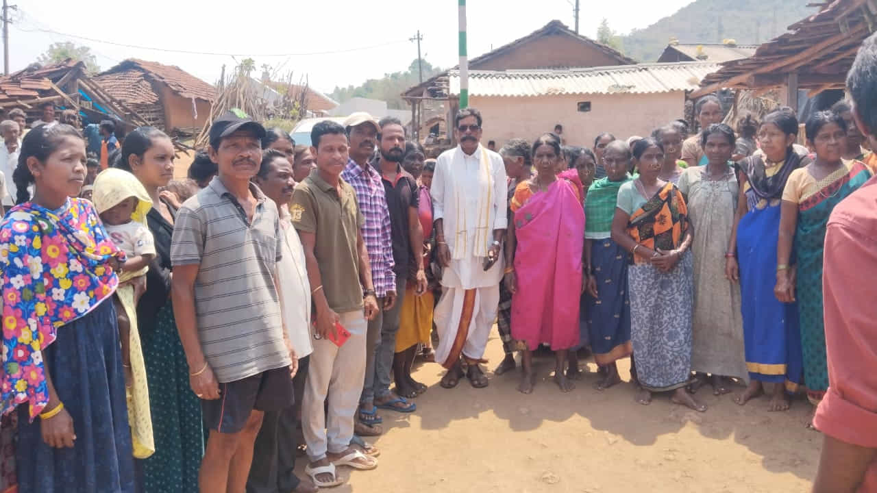 
దీంతో వెంటనే స్థానికంగా ఉన్న ఉపాధి హామీ సిబ్బందితో చెప్పి ఆ గ్రామంలో మొత్తం ఎంతమంది ఉంటారు అని ఆరా తీయించారు. వారందరికీ కాళ్లకు చెప్పులు ఏ సైజు  అవసరమో సర్వే చేయించారు. 
