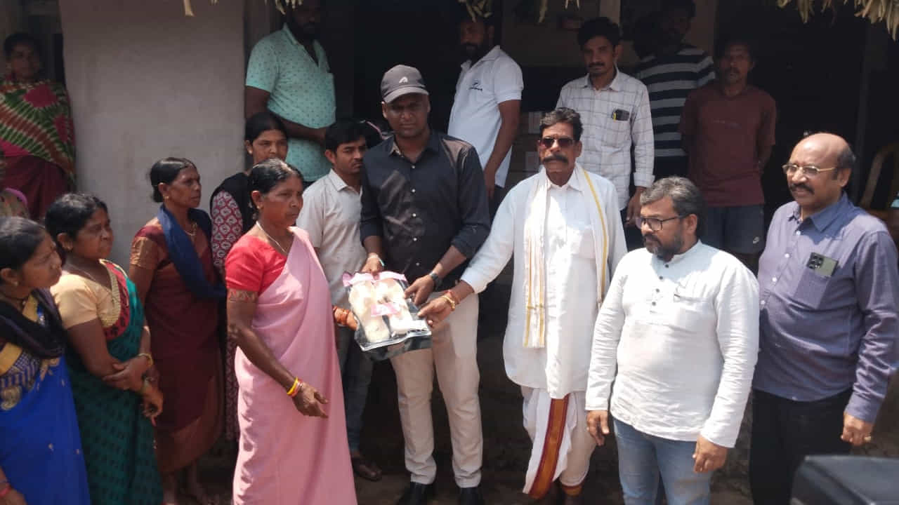 పది రోజులు పూర్తిగా కాకుండానే.. పెదపాడు గ్రామానికి పాదరక్షలు పంపారు డిప్యూటీ సీఎం. పవన్ కళ్యాణ్ కార్యాలయ సిబ్బంది బోయిపల్లి పవన్తో పాటు మరి కొంతమంది సభ్యులు ఆ గ్రామానికి వెళ్లారు. స్థానిక సర్పంచ్ వెంకటరావుతో కలిసి.. ప్రతి ఇంటికి వెళ్లి గిరిజనులను పలకరించారు. చెప్పులను పంపిణీ చేశారు. 
