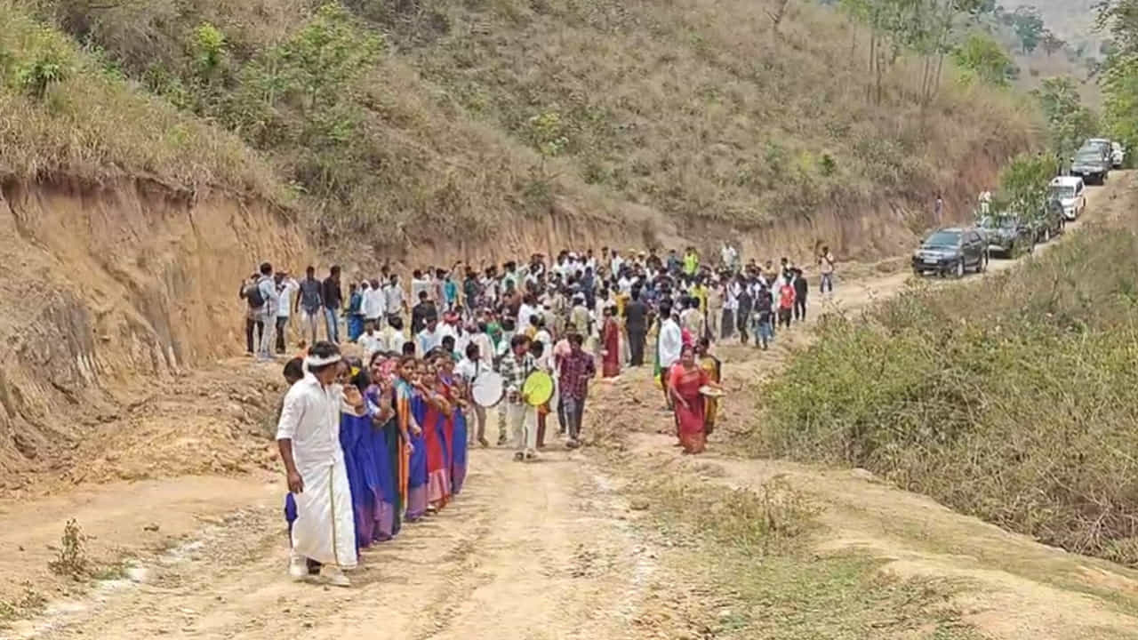 
గ్రామంలో ఉన్న 345 మందికి పాదరక్షలు అందజేశారు. దీంతో ఆ కొత్త చెప్పులు వేసుకుని చిరునవ్వులు చిందిస్తున్నారు అడవి బిడ్డలు. మా మంచి సారు.. చెప్పులు పంపారు... అంటూ ఆనందం వ్యక్తం చేస్తున్నారు.
