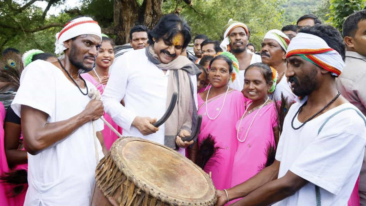 ఈ ఏడాది ఉగాది పండుగ సందర్భంగా పిఠాపురం నియోజకవర్గంలోనూ పదివేల మంది మహిళలకు చీరల పంపిణీ చేశారు పవన్ కళ్యాణ్. ఇప్పుడు అడవి బిడ్డలకు పాదరక్షల పంపిణీ చేయడం పవన్ కళ్యాణ్ దాత గుణానికి నిదర్శనం అనే చర్చ జరుగుతుంది.