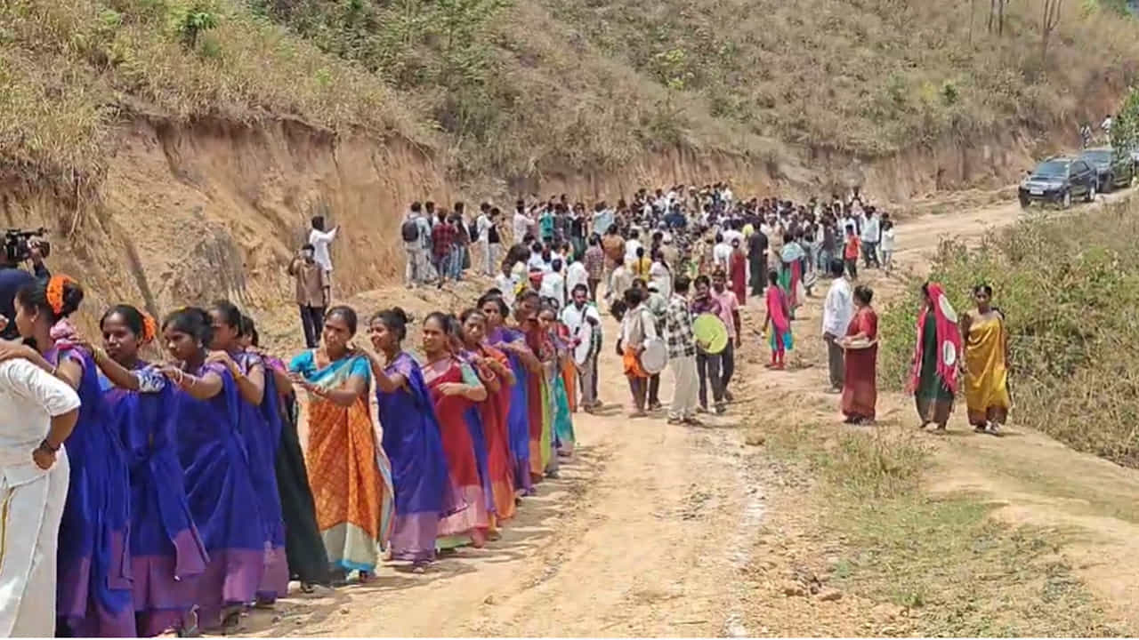 అయితే పవన్ కళ్యాణ్ ఆ గ్రామానికి వెళ్ళగానే.. పాంగి మిత్తు అనే వృద్ధురాలు ఎదురెళ్లి సాదర స్వాగతం పలికింది. ఆమె వెనుక మరింత మంది వెళ్లి దింసా నృత్యాలు డబ్బు వాయిద్యాలతో డిప్యూటీ సీఎం సార్ కు గ్రాండ్ వెల్కమ్ చెప్పారు. అదే సమయంలో పాంగి మిత్తుతోపాటు అక్కడ గిరిజన ఆడబిడ్డలు, వృద్ధులు, పిల్లలు ఎటువంటి పాదరక్షలు ధరించకుండా ఉండడాన్ని గమనించారు డిప్యూటీ సీఎం. 

