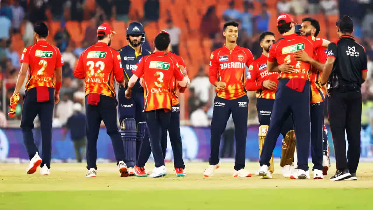 పంజాబ్ కింగ్స్: శ్రేయాస్ అయ్యర్ నేతృత్వంలోని పంజాబ్ కింగ్స్ ఆడిన రెండు మ్యాచ్ల్లోనూ విజయం సాధించింది. దీంతో పంజాబ్ కింగ్స్ 1.485 నికర రన్ రేట్తో 4 పాయింట్లతో పాయింట్ల పట్టికలో అగ్రస్థానంలో నిలిచింది.