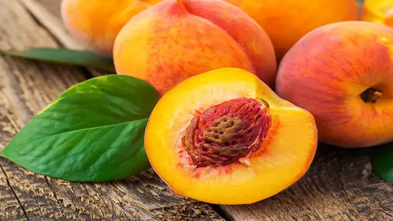 పీచ్‌ పండులో విటమిన్స్‌, మినరల్స్‌, యాంటీ ఆక్సిడెంట్లు పుష్కలంగా ఉంటాయి. పీచ్‌ పండు కంటి ఆరోగ్యానికి కూడా మంచిది. ఈ పండులో విటమిన్ ఏ తో పాటు బీటా కెరోటీన్‌ కూడా పుష్కలంగా ఉండటం వల్ల కంటి ఆరోగ్యానికి మేలు చేస్తుంది. ఆరోగ్యకరమైన కంటి చూపును మెరుగుపరిచి ఇది క్యాటరాక్ట్ సమస్యలు రాకుండా నివారిస్తుంది. 